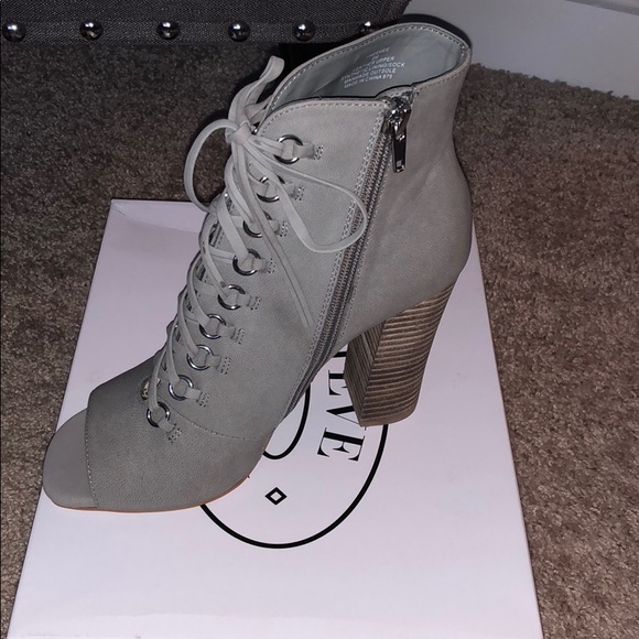 NWT Steve Madden Grey Booties Size 8 - Picture 5 of 8